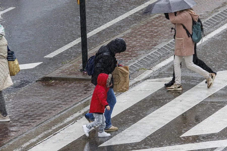 Personas abrigadas y con paraguas en Zaragoza.