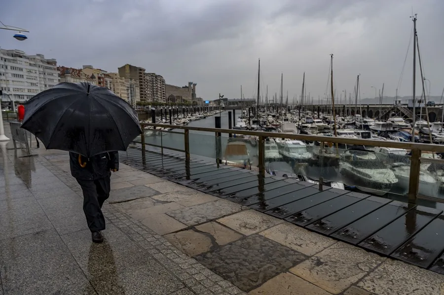 Un hombre se protege de la lluvia 
