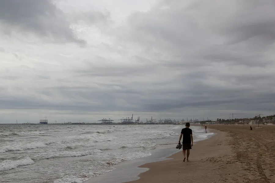 Una persona aguarda en la playa de la Patacona durante este martes