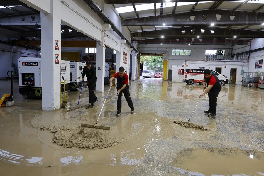 Limpieza de un polígono en Zaragoza, este lunes.