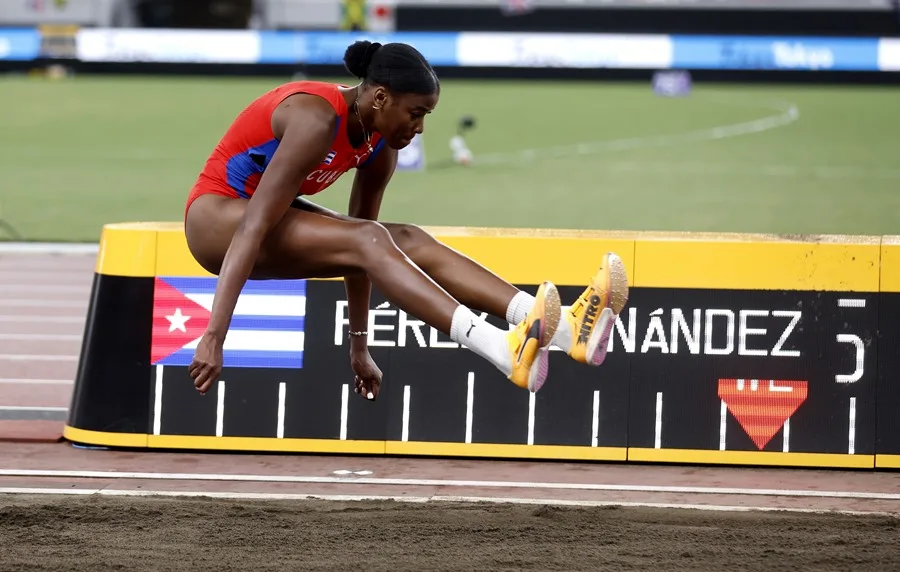 La cubana Leyanis Pérez Hernández compite en la final de triple salto femenino