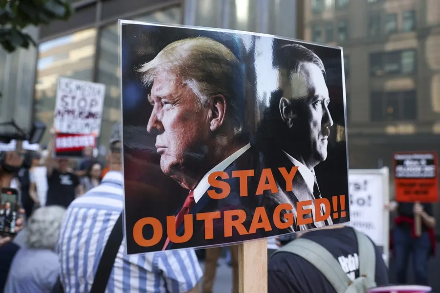 La gente protesta frente a una oficina de ABC en reacción a la suspensión del presentador de televisión Jimmy Kimmel.