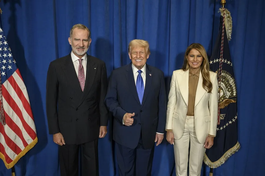 La Casa Blanca distribuye la imagen del saludo del rey y Trump en Nueva York del pasado 23 de septiembre.