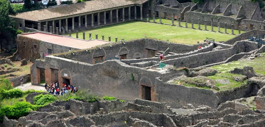 Vista del Foro del yacimiento arqueológico de Pompeya, cerca de Nápoles, Italia.