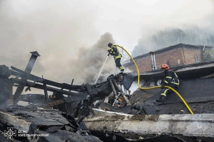 ugar del bombardeo ruso en la región de Jmelnitski, Ucrania