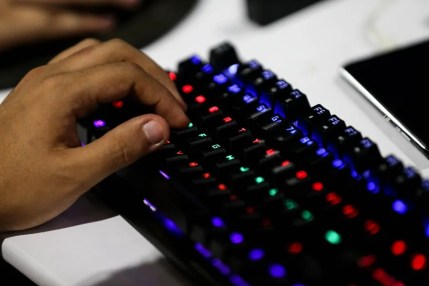 Un hombre manipula un teclado.