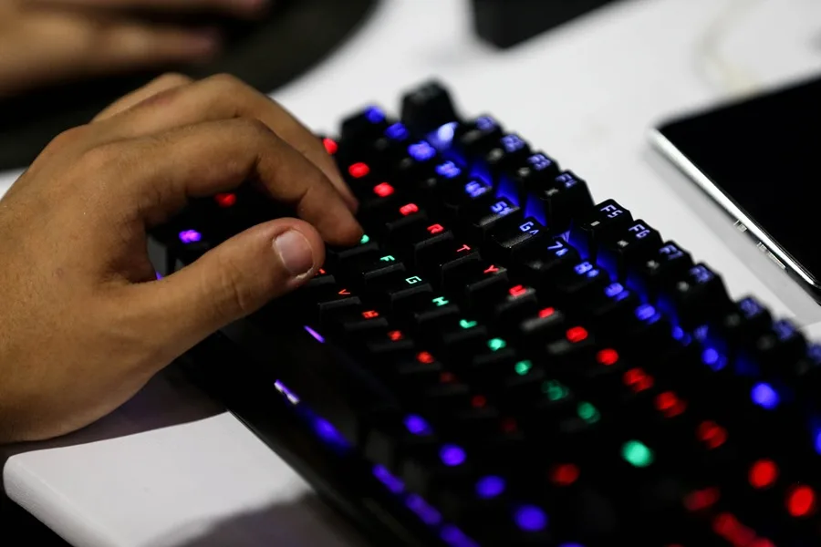 Un hombre manipula un teclado.