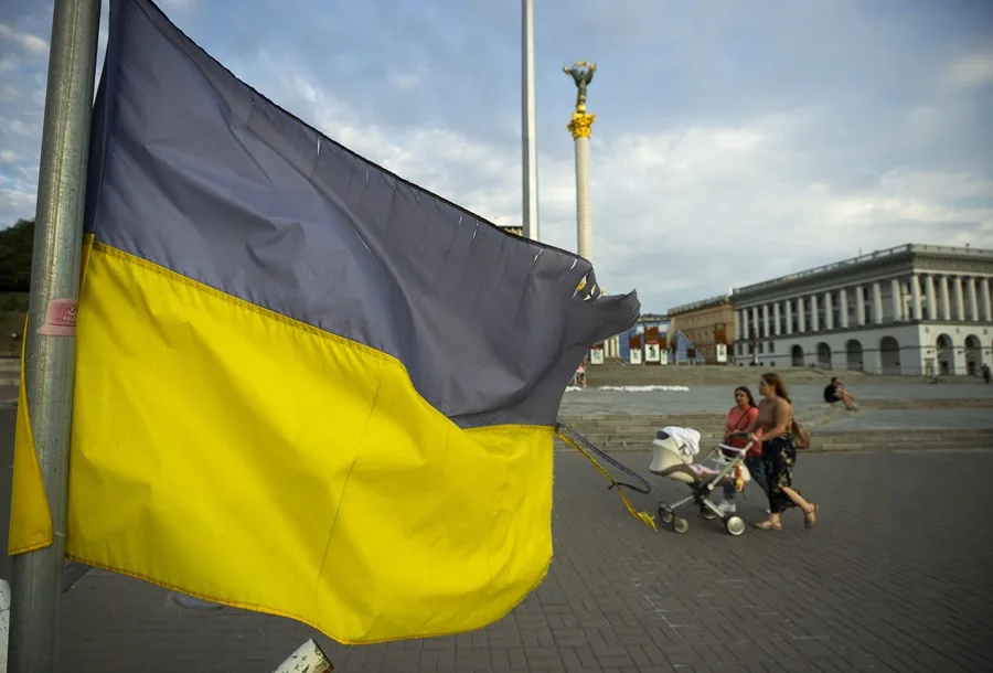  Mujeres caminan con un bebé en la plaza Maidán