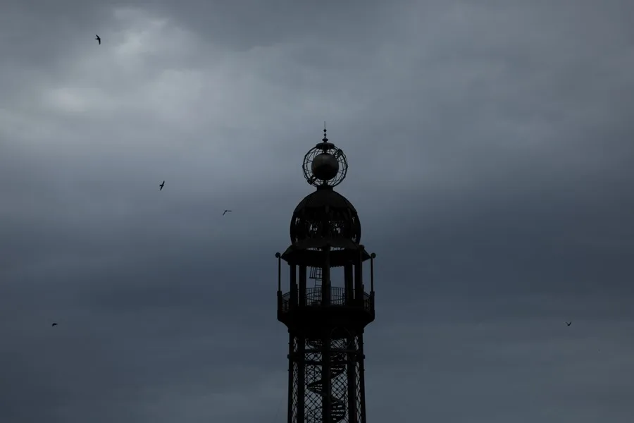 Vista general de la torre del Edificio de Correos de Valencia frente a un cielo gris.