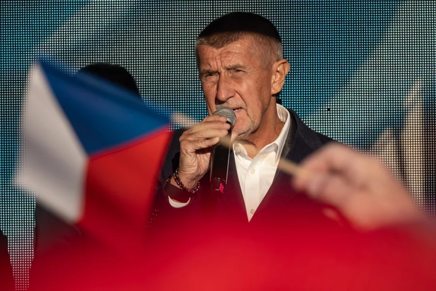 Una victoria electoral de Babis en Chequia podría fortalecer el bloque crítico con la UE. En la imagen, El líder de ANO, Andrej Babis, durante un mitin de campaña electoral este martes en Praga, República Checa. EFE/EPA/MARTIN DIVISEK