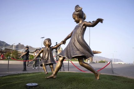 Las niñas Anna y Olivia tendrán para siempre un hueco en la memoria de Santa Cruz de Tenerife, que luce una escultura en su honor,