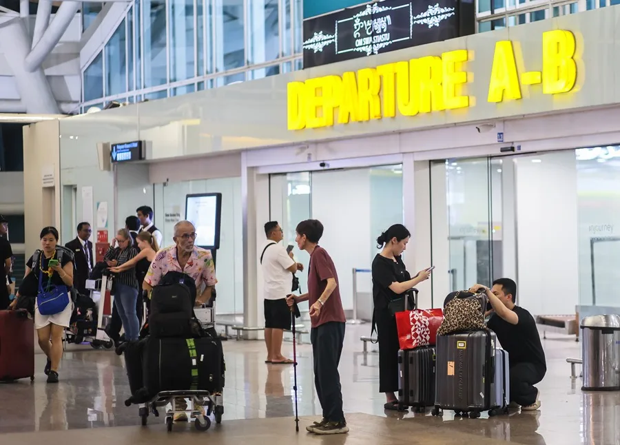 Pasajeros en el Aeropuerto Internacional Ngurah Rai, en una alerta anterior por el volcán Lewotobi Laki-laki, Indonesia.