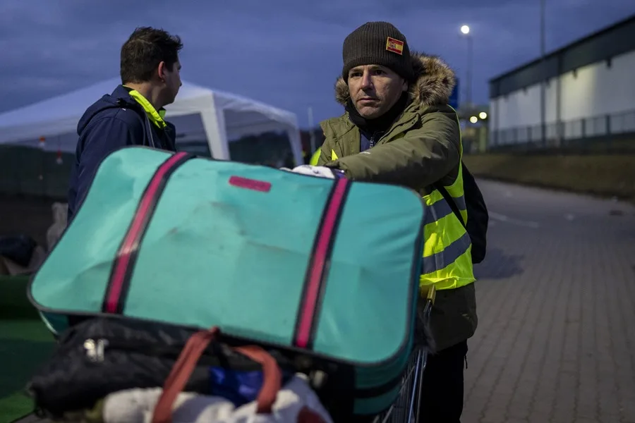 Un voluntario español ayuda a los refugiados ucranianos a su llegada a su llegada a la localidad polaca de Medyka
