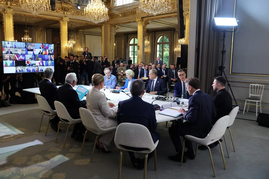 El presidente Emmanuel Macron (2-R) y el presidente de Ucrania, Volodymyr Zelensky (R), presiden una reunión con líderes internacionales durante la Cumbre de la Coalición de la Voluntad en el Palacio Presidencial del Elíseo