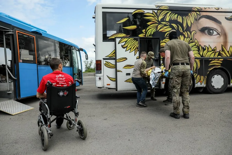 suben a un militar herido a un autobús