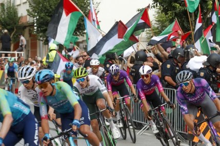 Manifestantes propalestinos protestan durante la decimoquinta etapa de la Vuelta ciclista a España