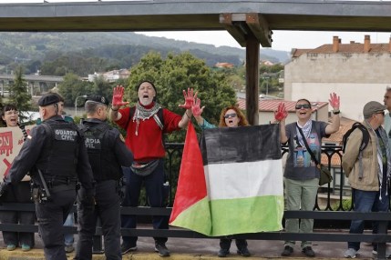 Manifestantes protestan en Poio (Pontevedra) en apoyo a Gaza durante la etapa 16 de la Vuelta Ciclista a España