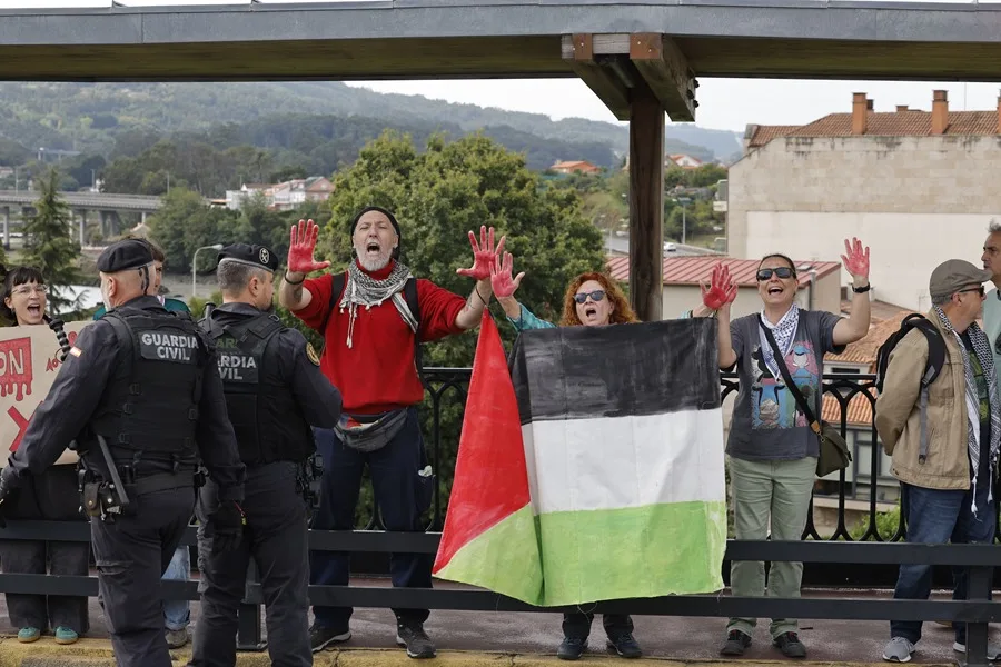 Manifestantes protestan en Poio (Pontevedra) en apoyo a Gaza durante la etapa 16 de la Vuelta Ciclista a España