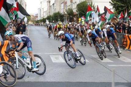 Manifestantes con banderas palestinas muestran su apoyo a Gaza durante la 15.ª etapa de la Vuelta Ciclista a España en Monforte de Lemos, Galicia