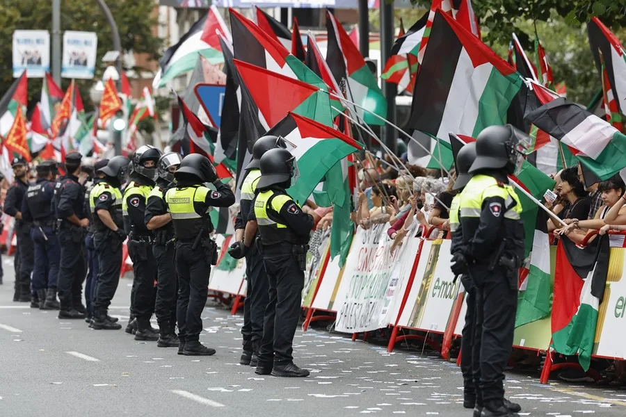 La iniciativa Gernika Palestina ha invadido este miércoles un tramo de la Gran Vía de Bilbao al paso de la Vuelta ciclista.