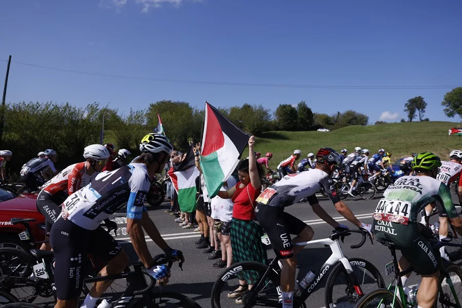 Varias personas protestas en apoyo al pueblo palestino entre los ciclistas durante la etapa 13 de la Vuelta Ciclista a España 2025.