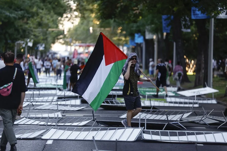 Los manifestantes propalestinos cortan el recorrido de los ciclistas en el Paseo del Prado, este domingo, durante la última etapa de la Vuelta a España