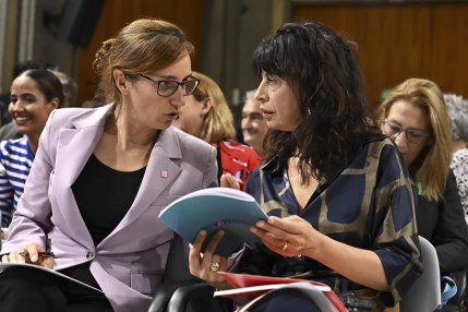 Las ministras de Sanidad, Mónica García (i), y de Igualdad, Ana Redondo (d), asisten al evento conmemorativo de los 40 Años de la Legalización del Aborto en España.