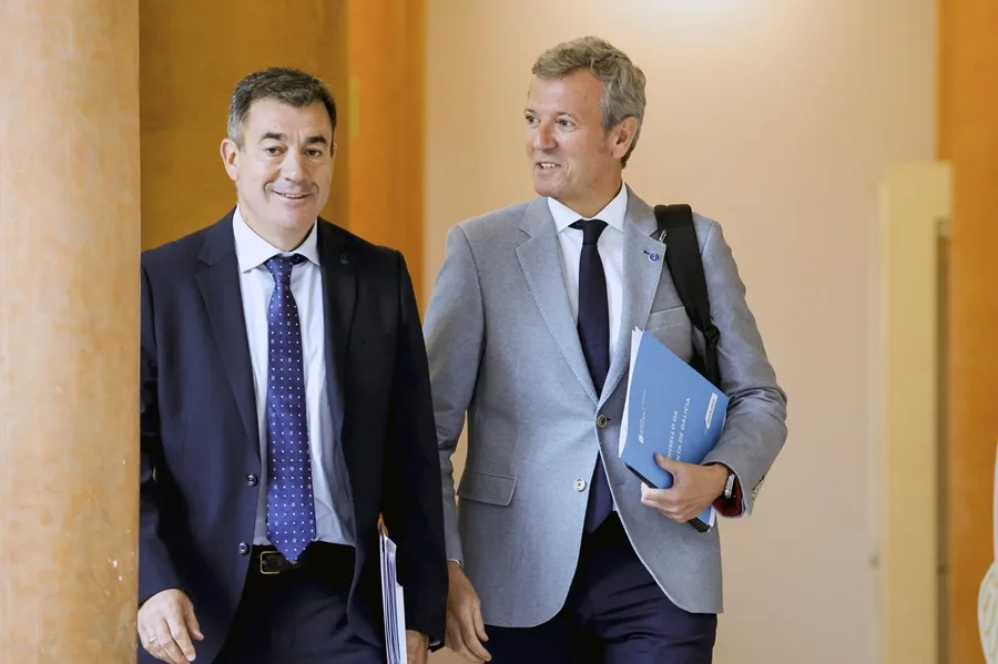 El presidente de la Xunta, Alfonso Rueda, y el conselleiro de Educación, Román Rodríguez.