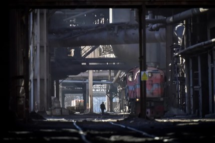 Un trabajador camina por las instalaciones de un taller de altos hornos en la planta siderúrgica Zaporizhstal en Zaporizhia