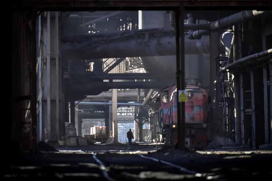 Un trabajador camina por las instalaciones de un taller de altos hornos en la planta siderúrgica Zaporizhstal en Zaporizhia