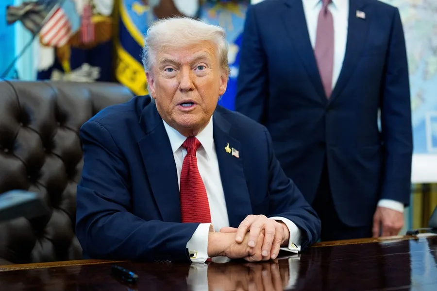 El presidente estadounidense, Donald Trump, hace declaraciones a los medios de comunicación en el Despacho Oval de la Casa Blanca en Washington, DC, EE.UU. EFE/EPA/Aaron Schwartz