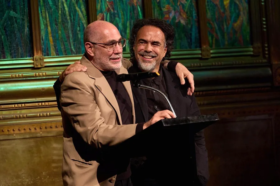 Fotografía cedida por 'Amores Perros', que muestra a los cineastas mexicanos Guillermo Arriaga (i) y Alejandro González Iñárritu (d) en un evento este lunes, en Ciudad de México (México).