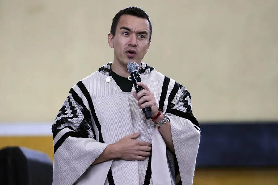 Fotografía de archivo del presidente de Ecuador, Daniel Noboa, hablando durante un acto público en Otavalo (Ecuador). EFE/ Jose Jacome