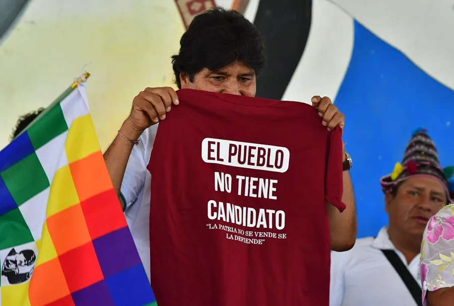 Fotografía de archivo del expresidente de Bolivia Evo Morales con una prenda, con frases afines a su partido Evo Pueblo, durante un encuentro con seguidores este viernes, en Lauca Eñe, Departamento de Cochabamba (Bolivia). EFE/Jorge Ábrego