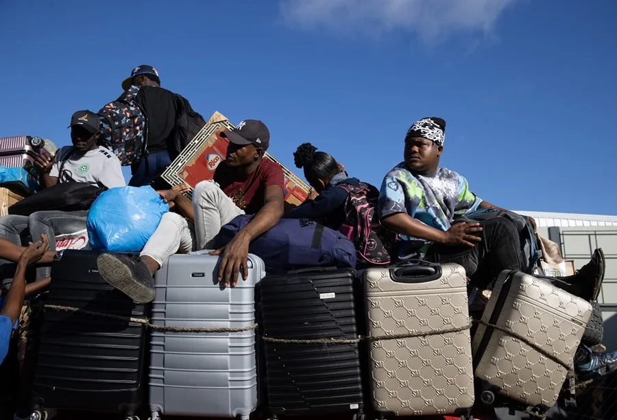 Fotografía de archivo de ciudadanos haitianos regresando a su país tras comprar en el mercado fronterizo Elías Piña (República Dominicana). EFE/ Orlando Barría