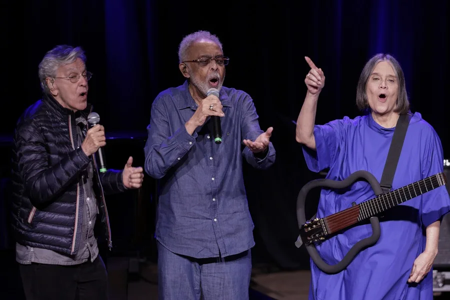 Los cantantes brasileños Caetano Veloso (i), Gilberto Gil (c) y Joyce participan en un homenaje a Tenório Jr este miércoles, en el teatro del Banco Nacional de Desarrollo Económico y Social (BNDES), en Río de Janeiro (Brasil). EFE/ André Coelho
