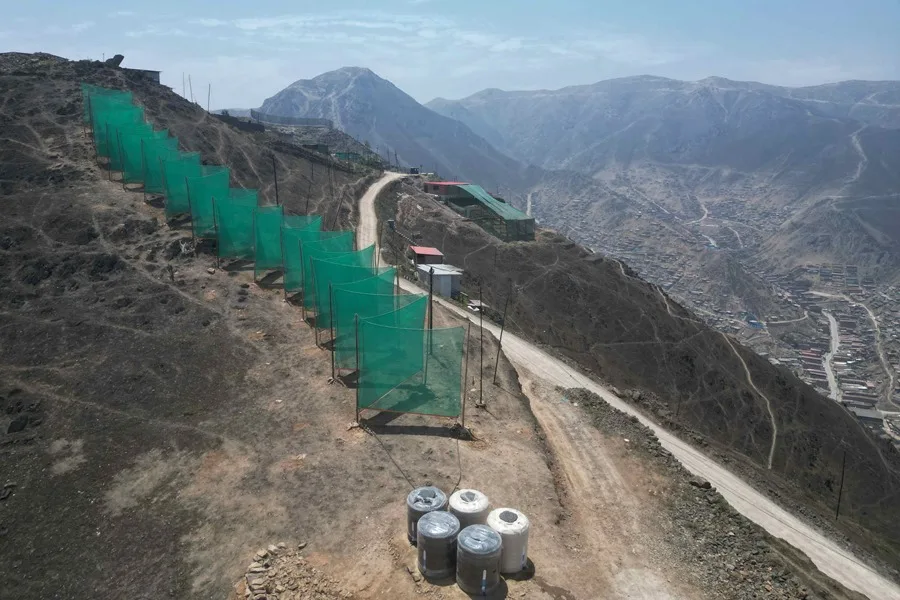 Fotografía aérea del 01 de septiembre de 2025 que muestra un sistema de captación hídrica en los cerros de Lima (Perú). EFE/ Mikhail Huacán