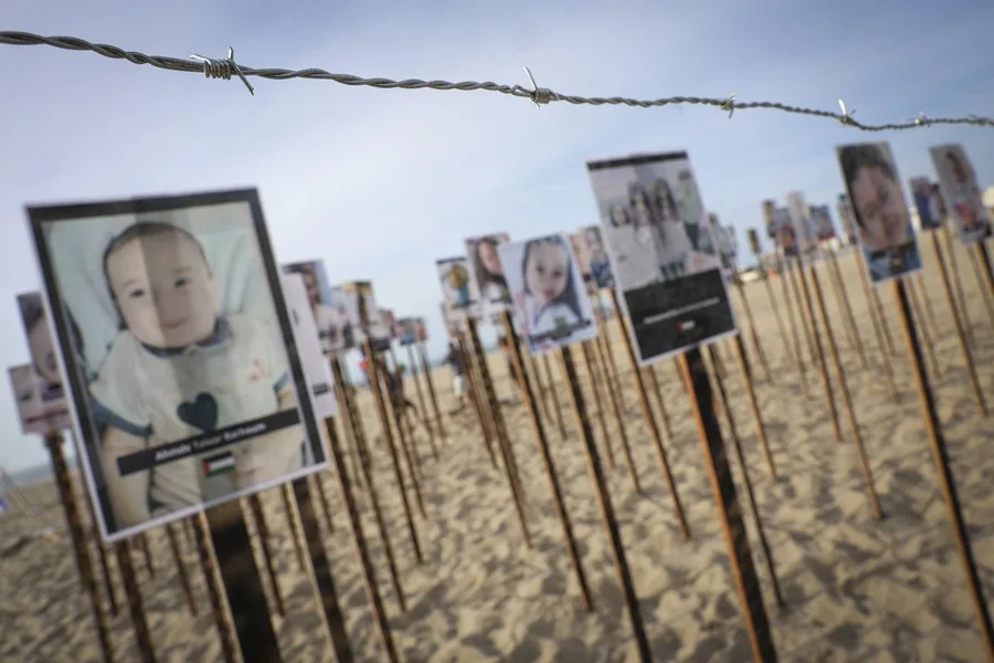 Voluntarios de la ONG Río de Paz realizan este sábado un acto en homenaje a los niños muertos en Gaza, en la playa de Copacabana, en Río de Janeiro (Brasil). EFE/ André Coelho