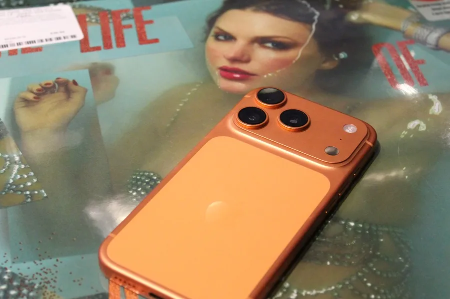 Fotografía que muestra un iPhone 17 Pro color 'naranja cósmico' sobre un vinilo de Taylor Swift en Nueva York (Estados Unidos). EFE/ Sarah Yáñez-Richards