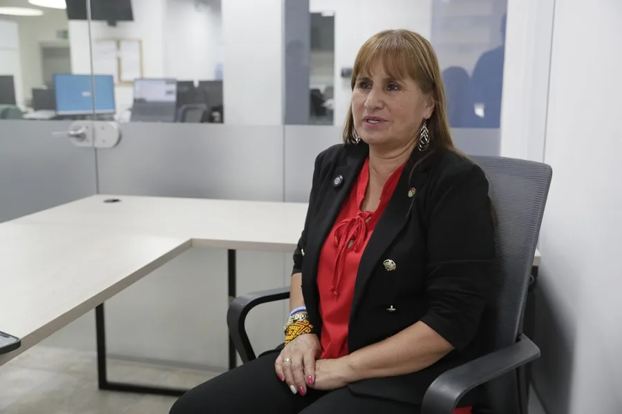 La ganadora del premio Defensora del año en Colombia, Jacqueline Castillo, habla en una entrevista con EFE en Bogotá (Colombia). EFE/ Carlos Ortega