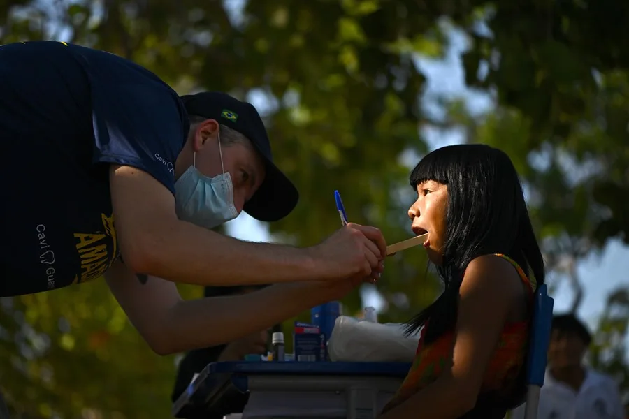 Una niña indígena es examinada por un odontólogo voluntario en la Aldea Kamayurá, del Parque Indígena Xingu, estado de Mato Grosso (Brasil). EFE/Andre Borges