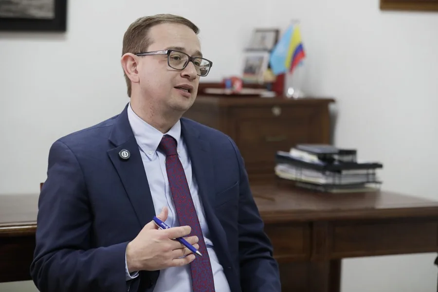 Fotografía del director de Mecanismos de Concertación e Integración Regionales de la Cancillería, Francisco Gutiérrez Plata, hablando durante una entrevista con EFE en Bogotá (Colombia). EFE/ Carlos Ortega