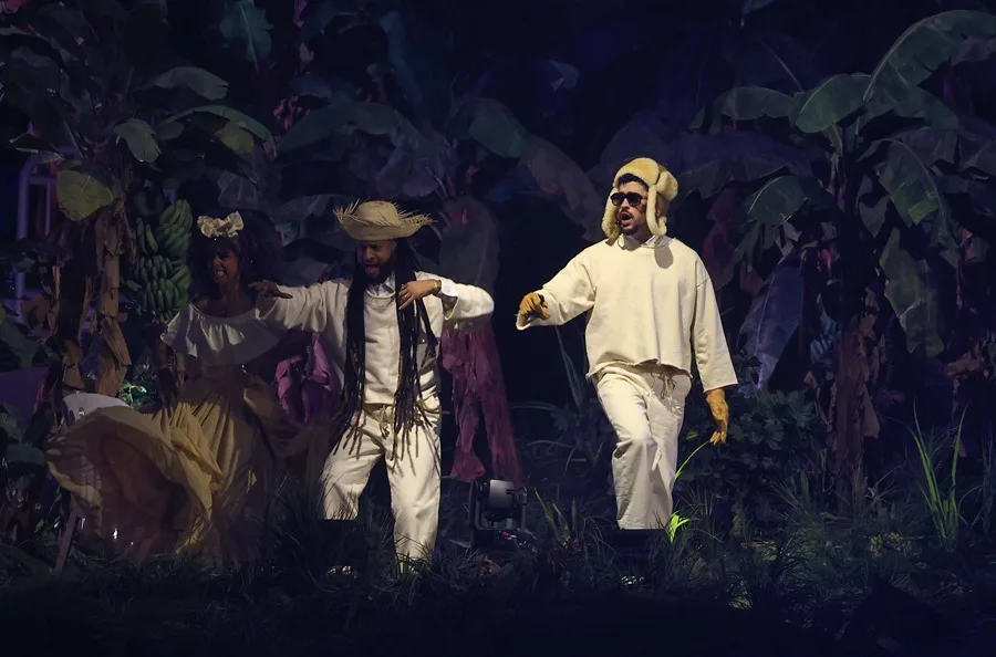 Fotografía de archivo del artista puertorriqueño Bad Bunny (d) canta durante una presentación este domingo, en el Coliseo de Puerto Rico en San juan (Puerto Rico). EFE/Thais Llorca