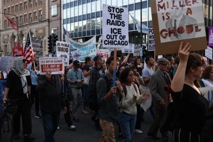 Fotografía de archivo de personas en una protesta contra el ICE en Chicago, Illinois, EE.UU. EFE/EPA/ABLE URIBE