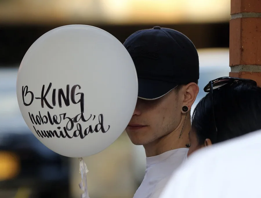 Despiden al cantante colombiano B King, asesinado en México, en un funeral con globos y palomas blancas