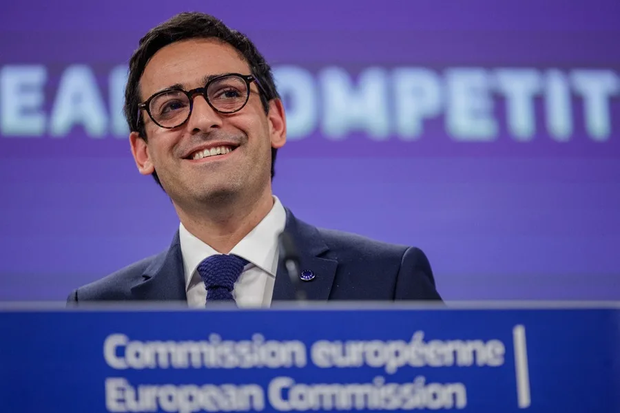 Bruselas trabaja en una agencia europea que se ocupe de la compra colectiva de materias primas críticas. En la imagen, El vicepresidente ejecutivo de Prosperidad y Estrategia Industrial de la CE, Stéphane Séjourné, durante una rueda de prensa en Bruselas, Bélgica. EFE/EPA/OLIVIER MATTHYS / Archivo