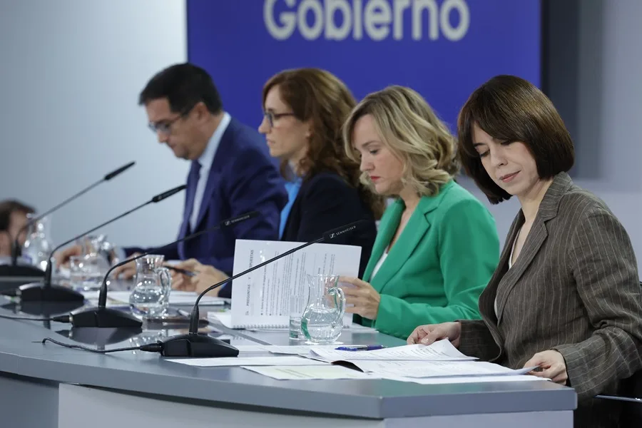 Los ministros para la Transformación Digital y de la Función Pública, Óscar López; de Sanidad, Mónica García (c); de Educación, Formación Profesional y Deportes y portavoz del Gobierno, Pilar Alegría (d) durante la rueda de prensa posterior a la reunión del Consejo de Ministros, este martes en el Palacio de la Moncloa. EFE/ Zipi
