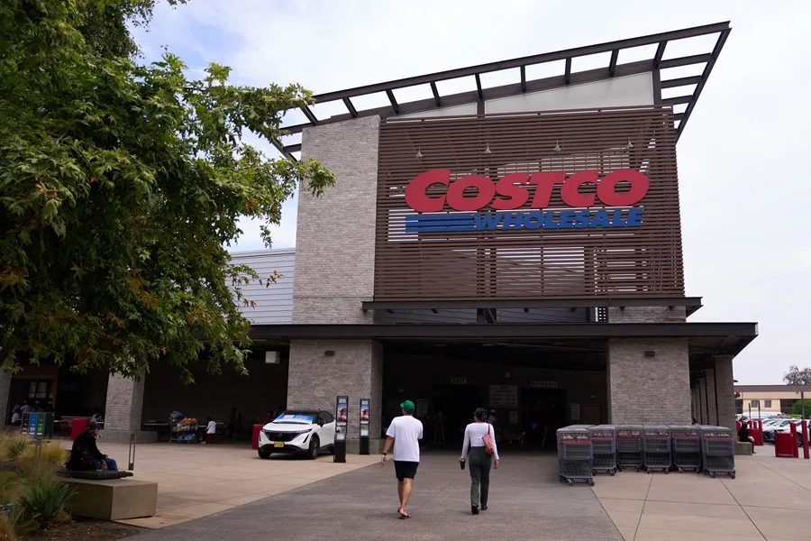 Fotografía de archivo de personas entrando en un Costco en Los Ángeles, California, EE.UU. EFE/EPA/ALLISON DINNER