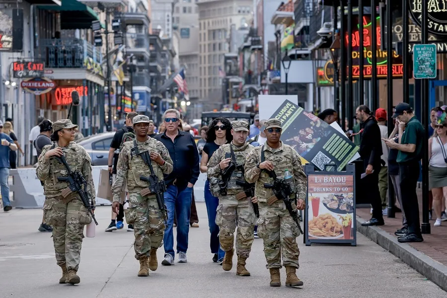 Miembros de la Guardia Nacional de Luisiana refuerzan la seguridad en Bourbon Street, en Nueva Orleans, Luisiana, EE.UU. EFE/EPA/ERIK S. LESSER