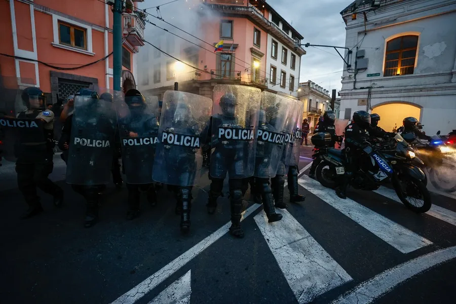 El presidente de Ecuador impulsa una ley urgente para modernizar las Fuerzas Armadas y la Policía en plena crisis social